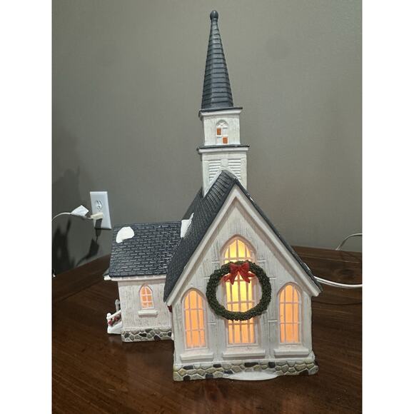 Santa’s Workbench Collection 2002 Country Church Lighted Christmas Village - Picture 11 of 12
